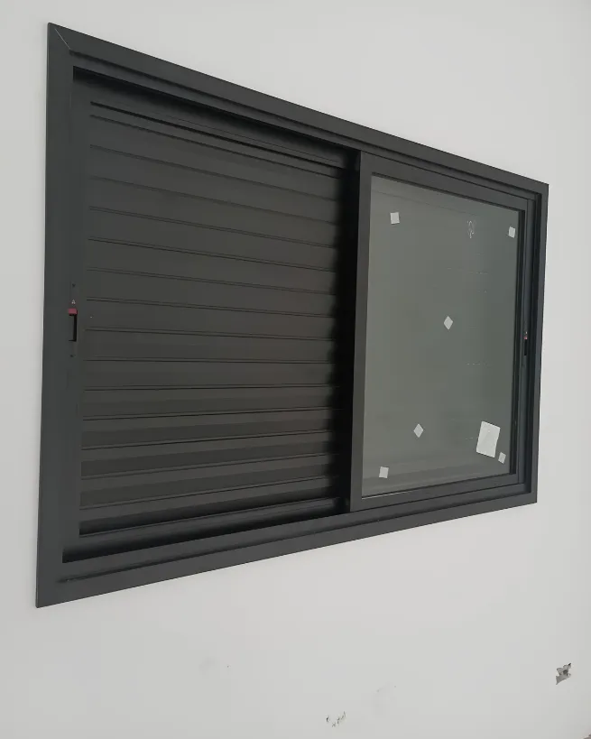 Janela de vidro em Hortolândia - janela de vidro em fachada residencial