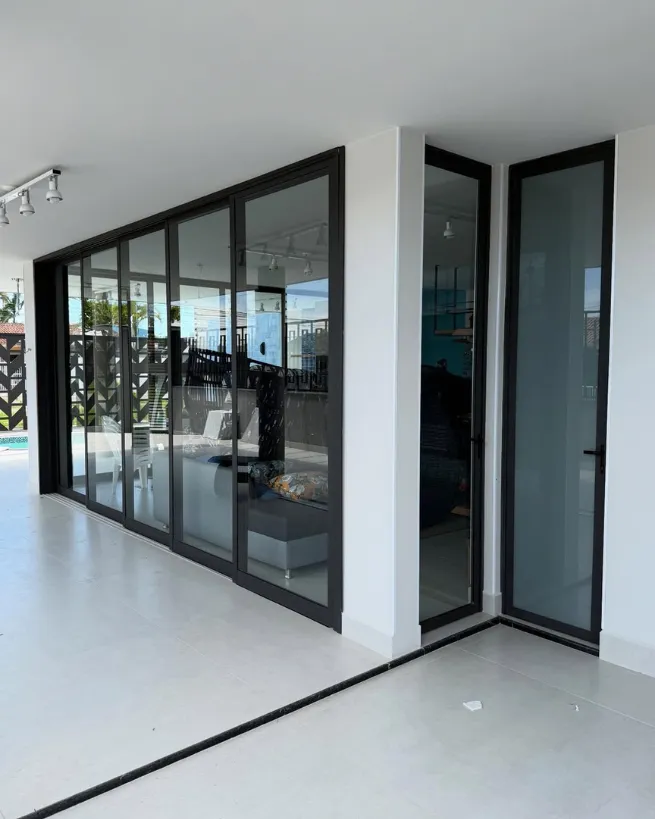 Portas de vidro em Pilar do Sul - acabamento limpo em porta de vidro